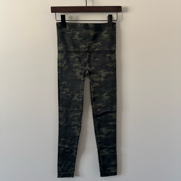 SPANX LOOK AT ME NOW LEGGINGS GREEN CAMO SIZE MEDIUM - Picture 2 of 5